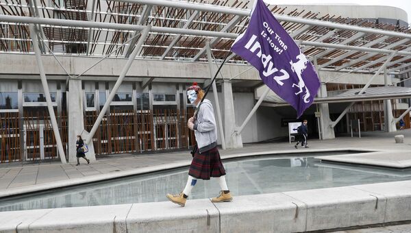 Сторонник независимости Шотландии у здания парламента в Эдинбурге