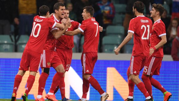 Игроки сборной России радуются забитому голу в товарищеском матче между сборными России и Бельгии