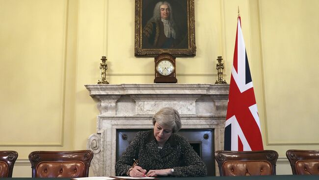 Премьер-министр Великобритании Тереза Мэй подписывает письмо в ЕС о начале запуска Brexit. 28 марта 2017