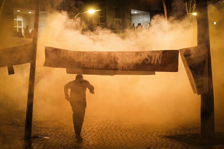 Полиция применила слезоточивый газ во время акции протеста против убийства полицейскими китайца в Париже