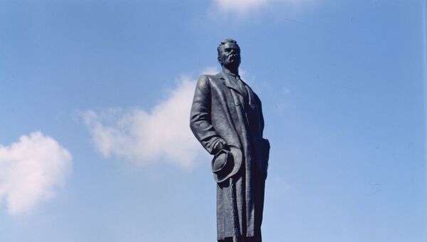 Памятник А.М. Горькому щади Белорусского вокзала. Архивное фото