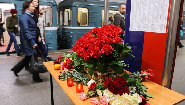 Цветы и свечи на станции Парк культуры Сокольнической линии Московского метро в память о жертвах теракта 29 марта 2010 года