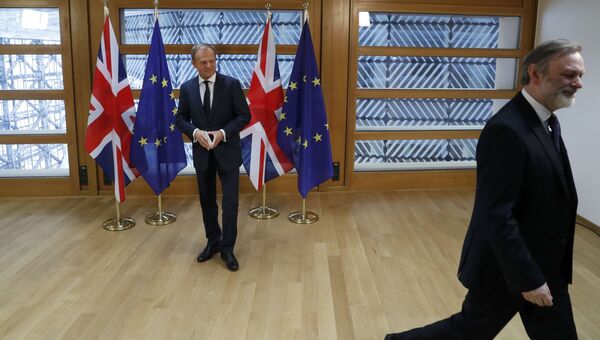 Постпред Британии при ЕС сэр Тим Барроу и глава Евросовета Дональд Туск. Архивное фото