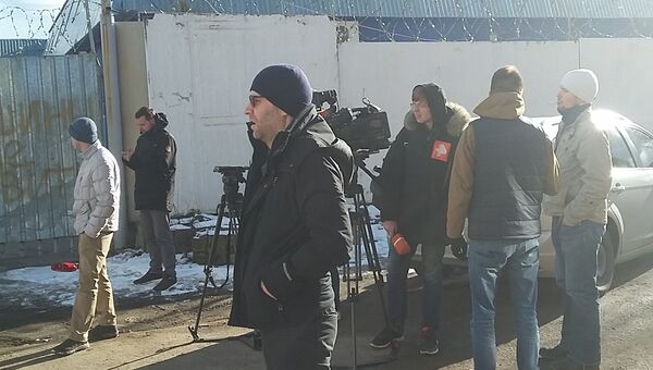Журналисты возле центра саентологов в Подмосковье, где проходит обыск сотрудниками ФСБ и спезназа. Архивное фото