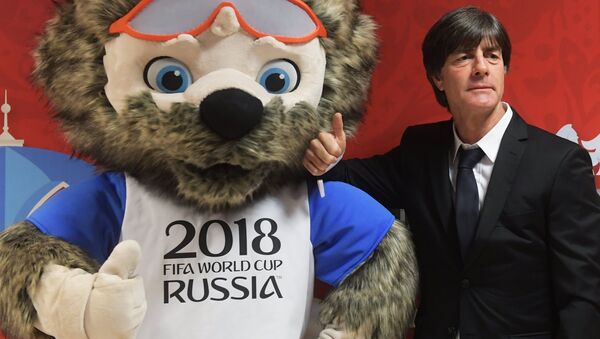 Тренер сборной Германии по футболу Йоахим Лёв и талисман чемпионата мира по футболу 2018 волк Забивака