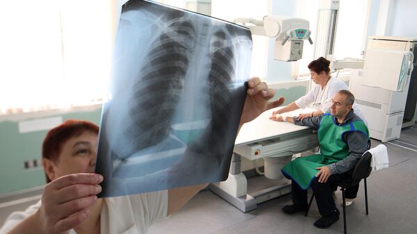 Медик смотрит на рентгеновский снимок