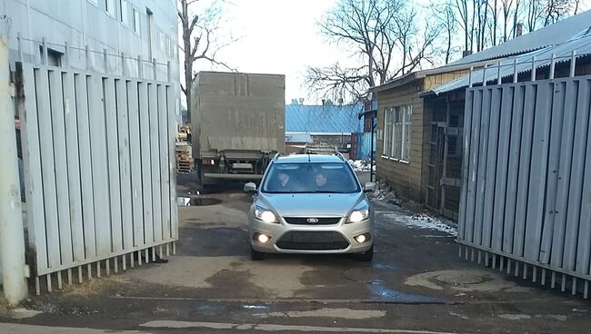 У центра саентологов в Подмосковье, где проходит обыск сотрудниками ФСБ и спезназа