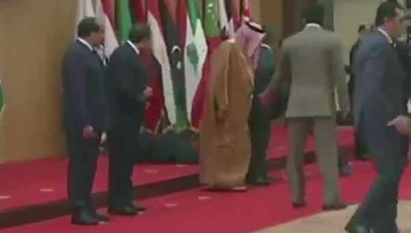 Президент Ливана Мишель Аун упал на саммите ЛАГ. Стоп-кадр с видео