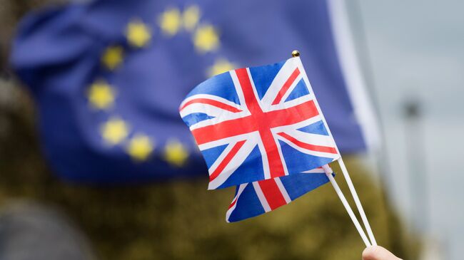 Флаги ЕС и Британии. Архивное фото