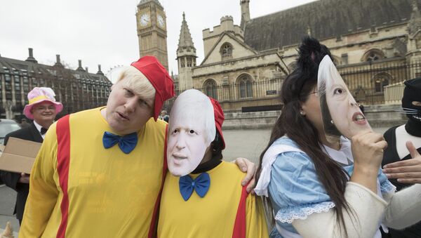 Люди в костюмах персонажей Алисы в стране Чудес Л. Кэролла проводят у здания Парламента в Лондоне акцию протеста против выхода Великобритании из ЕС