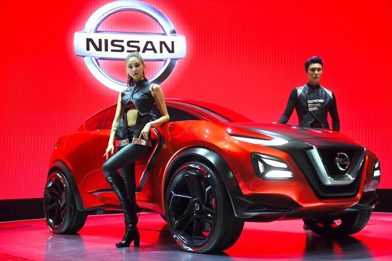 Модели представляют концепт-кар Nissan Gripz во время превью Сеульского автосалона