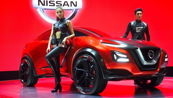 Модели представляют концепт-кар Nissan Gripz во время превью Сеульского автосалона