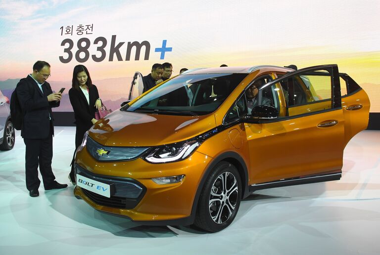 Модели представляют собой Chevrolet Bolt EV во время превью Сеульского автосалона