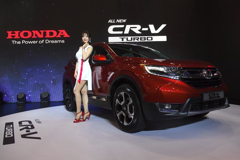 Модель позирует с Honda All New CR-V Turbo во время превью Сеульского автосалона