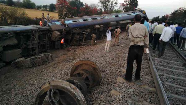 На месте крушения поезда в индийском штате Уттар-Прадеш. 30 марта 2017