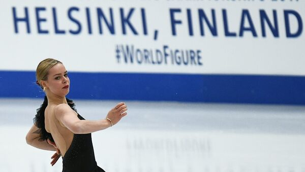 Анна Погорилая выступает в короткой программе женского одиночного катания на чемпионате мира по фигурному катанию в Хельсинки