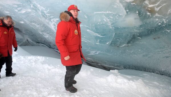 Владимир Путин во время посещения пещеры Ледника полярных летчиков на острове Земля Александры архипелага Земля Франца-Иосифа. 29 марта 2017