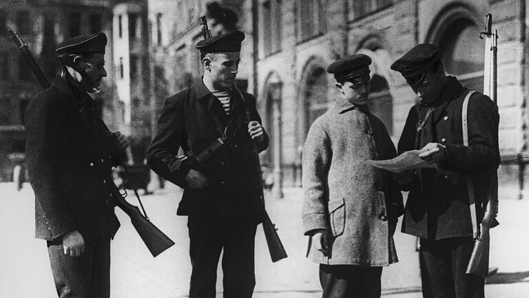 Вооруженный патруль моряков Балтийского флота на улицах Петрограда проверяет документы. Сентябрь 1917 года