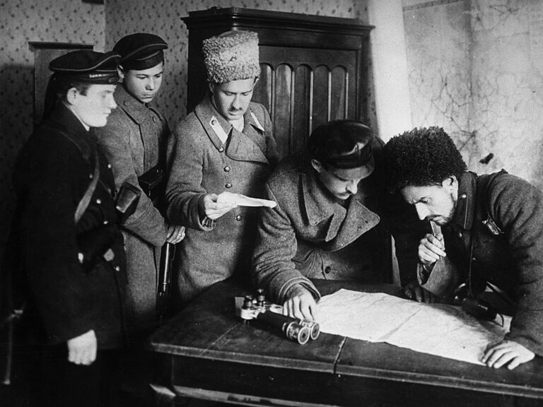 В штабе отрядов революционных солдат и матросов. Вооруженное восстание 24 октября (6 ноября) 1917 г. Петроград.