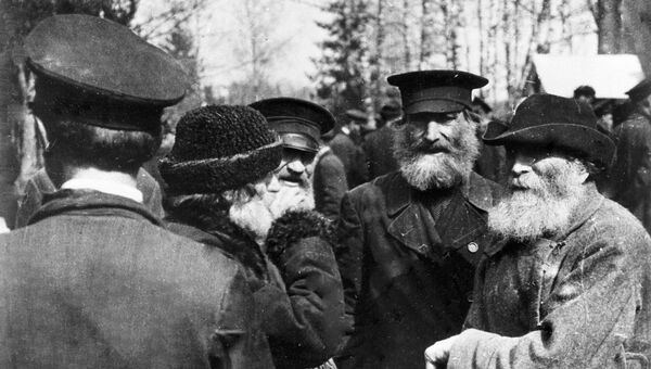Жители деревни обсуждают известие о февральской революции. 1917 год