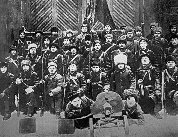 Отряд красногвардейцев рабочих завода Леонера перед отправкой под Гатчину для подавления мятежа Керенского - Краснова