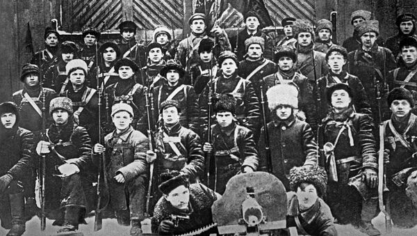 Отряд красногвардейцев рабочих завода Леонера перед отправкой под Гатчину для подавления мятежа Керенского - Краснова