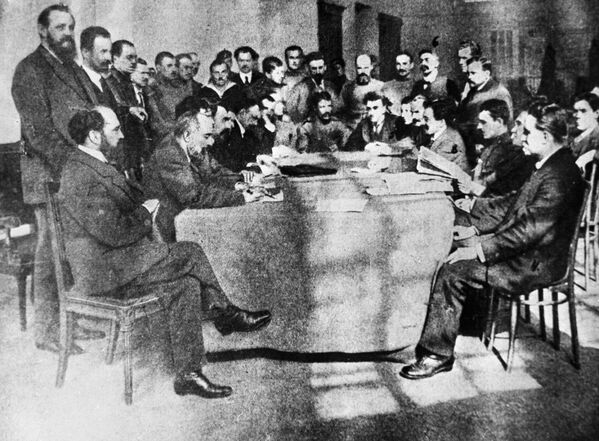 Общий вид зала заседаний исполкома Петроградского Совета рабочих депутатов