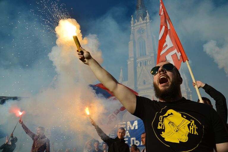 Участники митинга в поддержку кандидата в президенты Сербии Воислава Шешеля в Нови-Сад