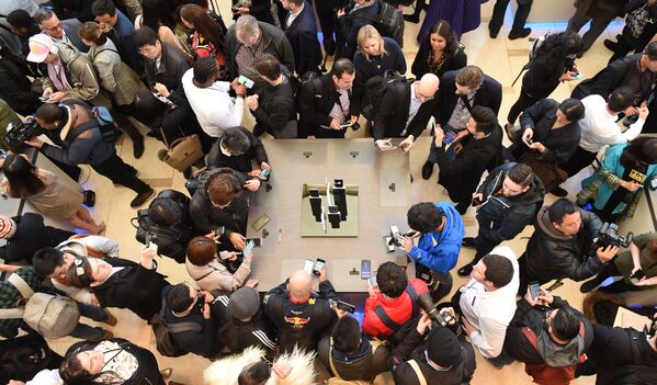Пресса собралась вокруг столов с новыми Samsung S8 и S8+ на презентации в Нью-Йорке
