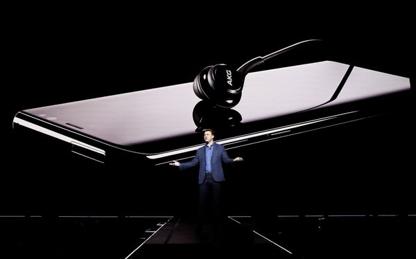 Старший вице-президент Samsung по продуктовой стратегии Джастин Денисон представляет смартфоны Galaxy S8 и S8 + в Нью-Йорке