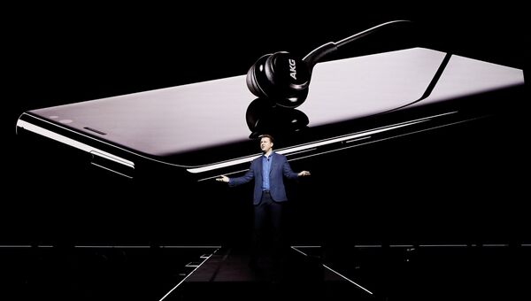 Старший вице-президент Samsung по продуктовой стратегии Джастин Денисон представляет смартфоны Galaxy S8 и S8 + в Нью-Йорке