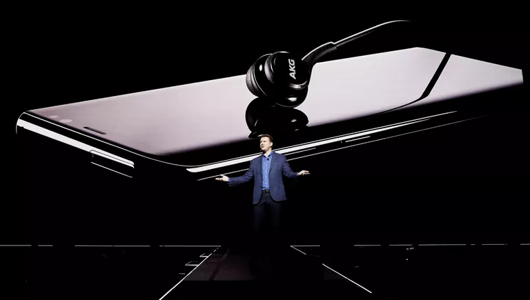 Старший вице-президент Samsung по продуктовой стратегии Джастин Денисон представляет смартфоны Galaxy S8 и S8 + в Нью-Йорке Старший вице-президент Samsung по продуктовой стратегии Джастин Денисон представляет смартфоны Galaxy S8 и S8 + в Нью-Йорке