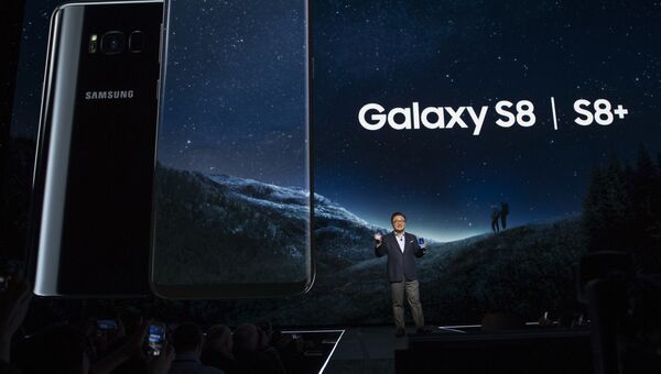 Президент подразделения мобильных коммуникаций Samsung Кох Донг Джин представляет смартфоны Galaxy S8 и S8 + в Нью-Йорке