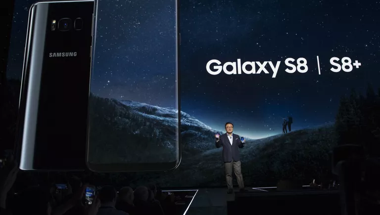 Президент подразделения мобильных коммуникаций Samsung Кох Донг Джин представляет смартфоны Galaxy S8 и S8 + в Нью-Йорке Президент подразделения мобильных коммуникаций Samsung Кох Донг Джин представляет смартфоны Galaxy S8 и S8 + в Нью-Йорке