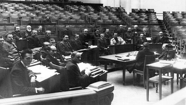 Заседание одной из думских комиссий в Четвертой Государственной думе; сидит первый слева в первом ряду А.Ф.Керенский