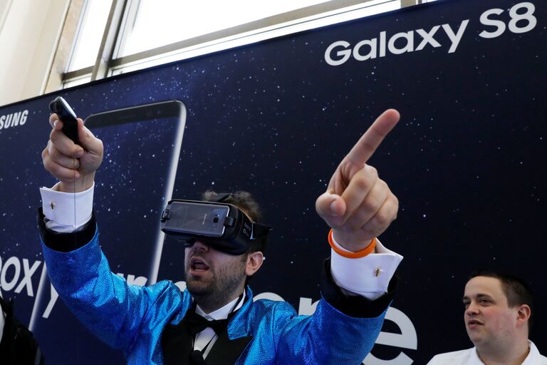 Гость в очках виртуальной реальности Samsung Gear VR для Samsung Galaxy S8