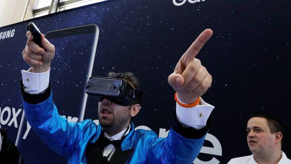 Гость в очках виртуальной реальности Samsung Gear VR для Samsung Galaxy S8