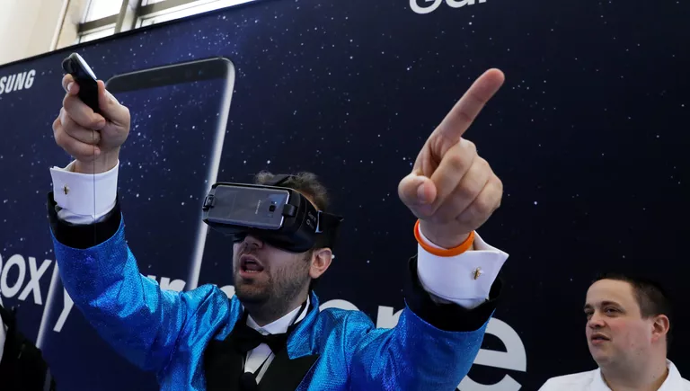 Гость в очках виртуальной реальности Samsung Gear VR для Samsung Galaxy S8 Гость в очках виртуальной реальности Samsung Gear VR для Samsung Galaxy S8