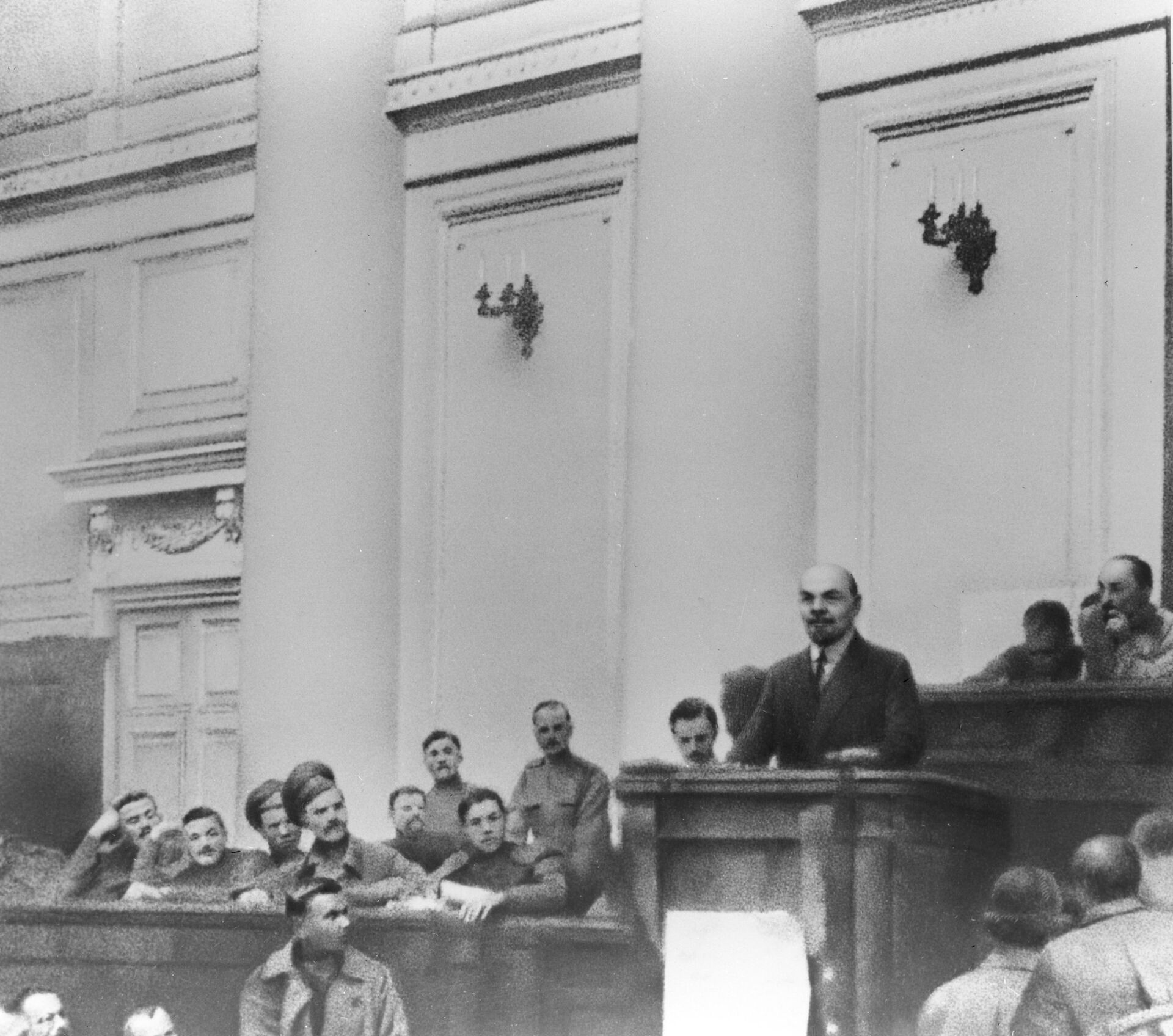 Владимир Ленин выступает в зале заседаний Таврического дворца с Апрельскими тезисами. Апрель 1917 года  - РИА Новости, 1920, 05.09.2021