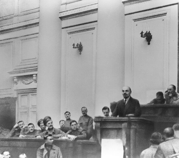 Владимир Ленин выступает в зале заседаний Таврического дворца с Апрельскими тезисами. Апрель 1917 года
