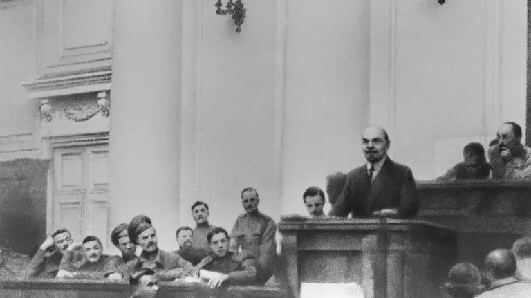 Владимир Ленин выступает в зале заседаний Таврического дворца с Апрельскими тезисами. Апрель 1917 года Владимир Ленин выступает в зале заседаний Таврического дворца с Апрельскими тезисами. Апрель 1917 года
