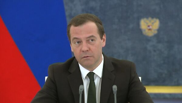 Будильник себе ставьте - Медведев отчитал министра Ткачева за опоздание