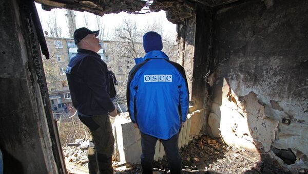 Представители ОБСЕ осматривают квартиру жилого дома, поврежденного в результате обстрелов, в Киевском районе Донецка. Март 2017