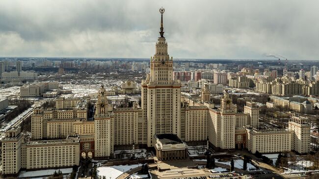 Главное здание МГУ, Ломоносовский корпус МГУ, Фундаментальная библиотека МГУ, Шуваловский корпус МГУ в Москве. Архивное фото