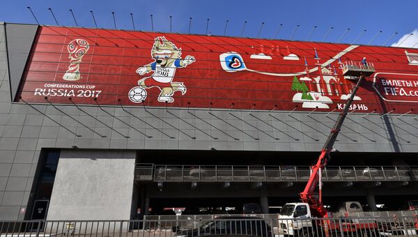 Самый большой рекламный плакат с символикой Кубка Конфедераций по футболу 2017 размещен на фасаде терминала Аэроэкспресс в Шереметьево. Архивное фото