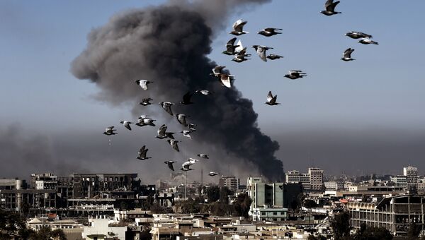 Дым после авиаудара в Мосуле. Архивное фото