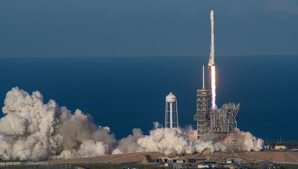 Старт ракеты Falcon 9 со спутником SES–10 с космодрома на мысе Канаверал. 30 марта 2017