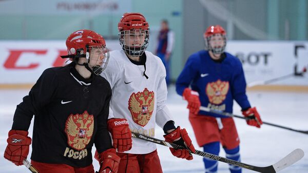 Игроки женской сборной России по хоккею с шайбой на тренировке в Новогорске в Московской области