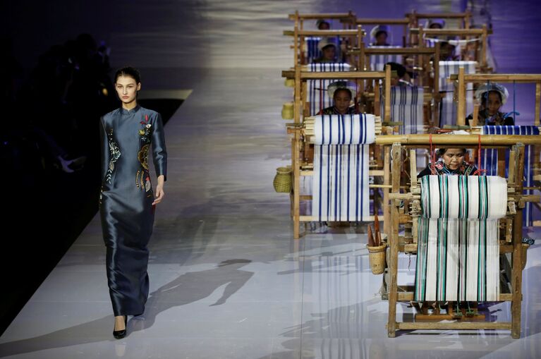 Показ EVE CINA в рамках China Fashion Week