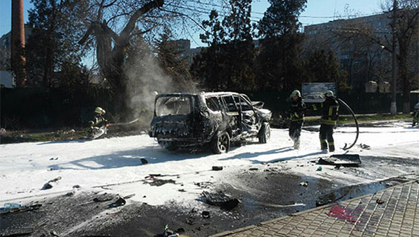 Взорванный автомобиль в Центральном районе Мариуполя. 31 марта 2017